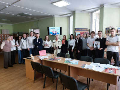 В рамках плана мероприятий ко дню Молодого избирателя 28 февраля в  библиотеке имени Н.Островского состоялся «круглый стол» на тему «Мы молодые, нам выбирать!», в котором приняли участие старшеклассники МБОУ СОШ № 2 и председатель территориальной избирате