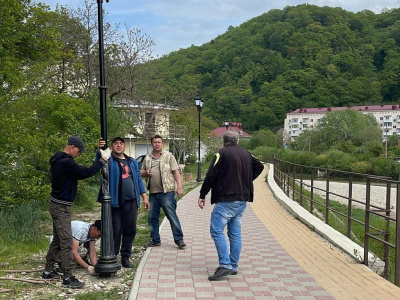 В поселке Новомихайловском продолжается благоустройство Речного бульвара на средства от курортного сбора