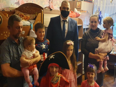 Виталий Мазнинов поздравил с наступающим Новым годом многодетную семью из Туапсе