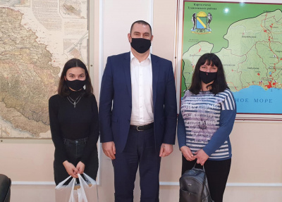 Виталий Мазнинов подарил ноутбук девочке из многодетной семьи Туапсинского района