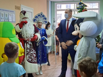 Виталий Мазнинов поздравил с наступающим Новым годом маленьких пациентов больницы Туапсе